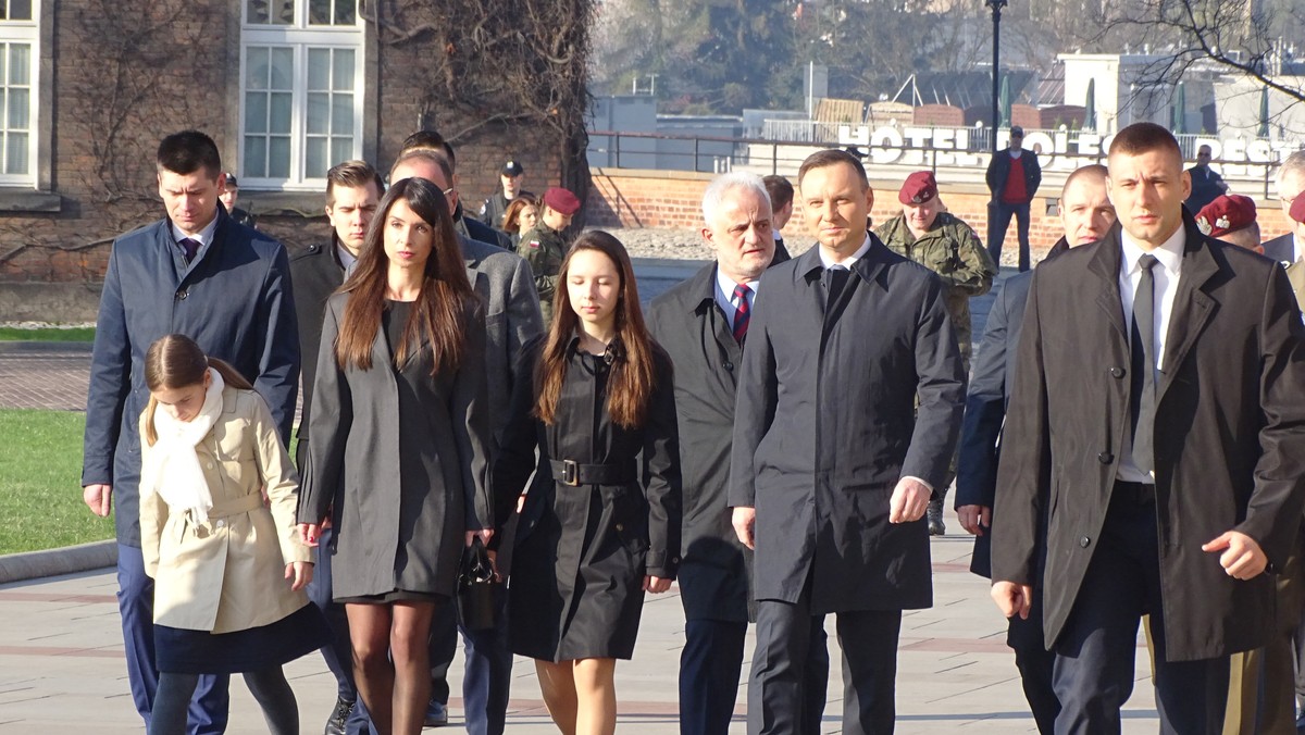 Prezydent Andrzej Duda złoży kwiaty na grobie pary prezydenckiej Lecha i Marii Kaczyńskich w krypcie katedry na Wawelu. Razem z nim hołd tragicznie zmarłym rodzicom odda Marta Kaczyńska wraz z córkami.