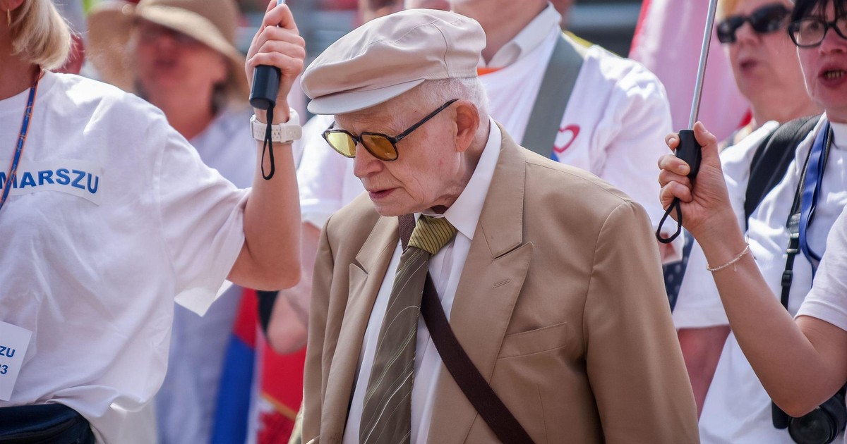 Pogrzeb prof. Adama Strzembosza. Najpierw różaniec, potem ostatnia droga. Syn wystosował prośbę do żałobników