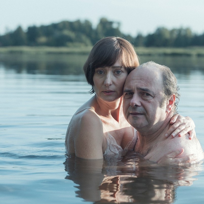 Magdalena Popławska jako Grażyna Kuroń i Arkadiusz Jakubik jako Jacek Kuroń w filmie "Nasza rewolucja. Historia miłości Grażyny i Jacka Kuroniów"