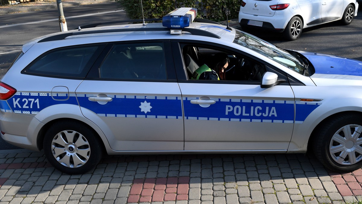 Wypadek we Wrocławiu. Samochód wjechał w przystanek autobusowy