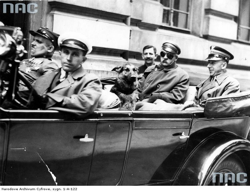 Konrad Zembrzuski (z prawej strony), pułkownik kawalerii Wojska Polskiego. Samochód prowadzi szofer Malinowski, obok niego siedzi chor. Walenty Wójcik, 1929