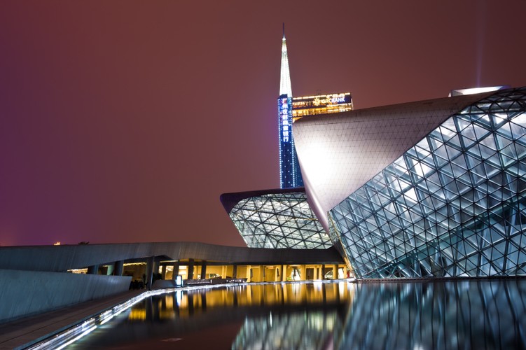 Zhujiang New Town z fantazyjnymi  budynkami Guangzhou Opera House i Central Library, widokiem na wysoką na 600 m Guangzhou TV Tower (najwyższy budynek w Chinach i 4-ty na świecie) i ciekawie zaprojektowanym deptakiem z jeziorkami, mostkami, kładkami i  fontannami przecinającym las nowoczesnych wieżowców.