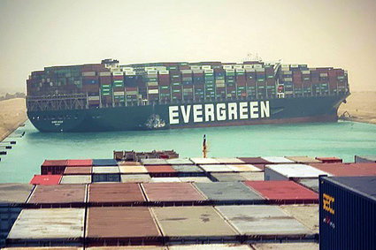 Kanał Sueski zatkany przez ogromny kontenerowiec