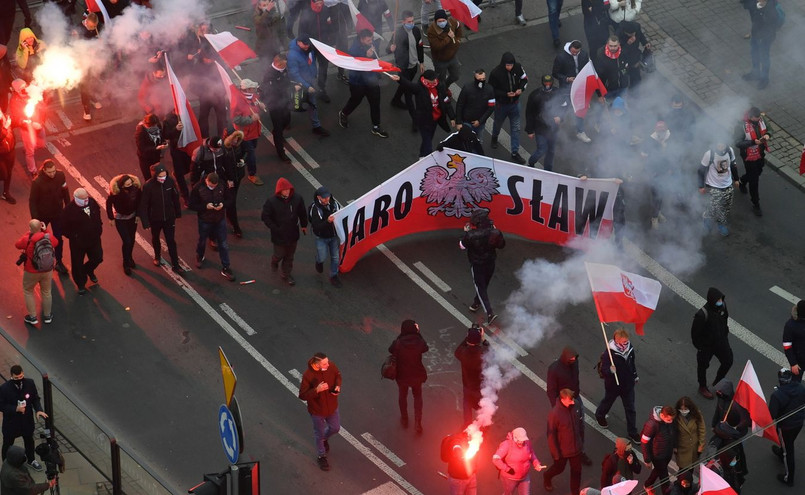 Uczestnicy Marszu Niepodległości zbierają się na Rondzie Dmowskiego w Warszawie