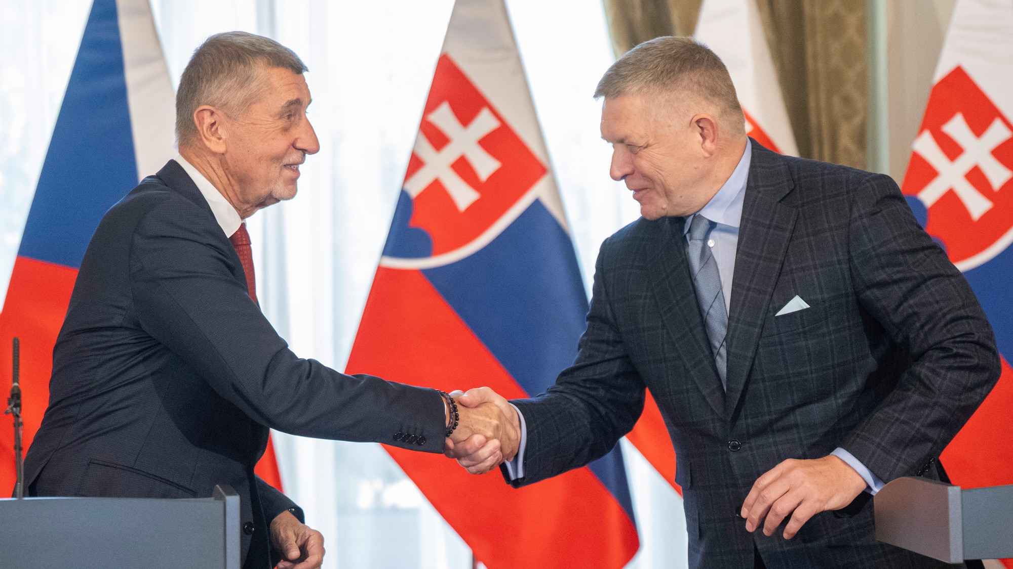 Andrej Babiš a Robert Fico pri podaní rúk