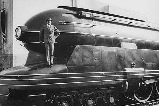 Loewy na lokomotywie elektrycznej według swojego projektu. 