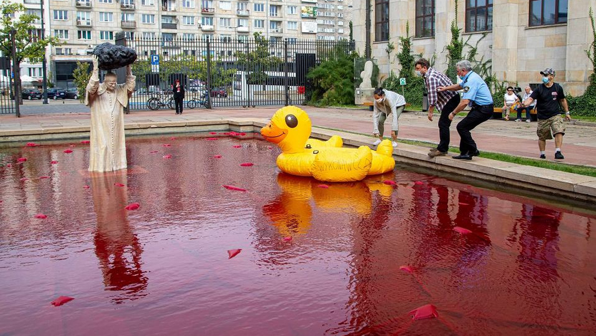 Warszawa: dmuchana kaczka pływała obok nowego pomnika Jana Pawła II