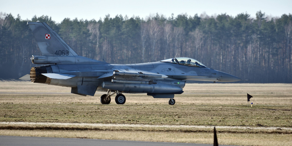 Myśliwiec bojowy F-16. Zdjęcie ilustracyjne. 
