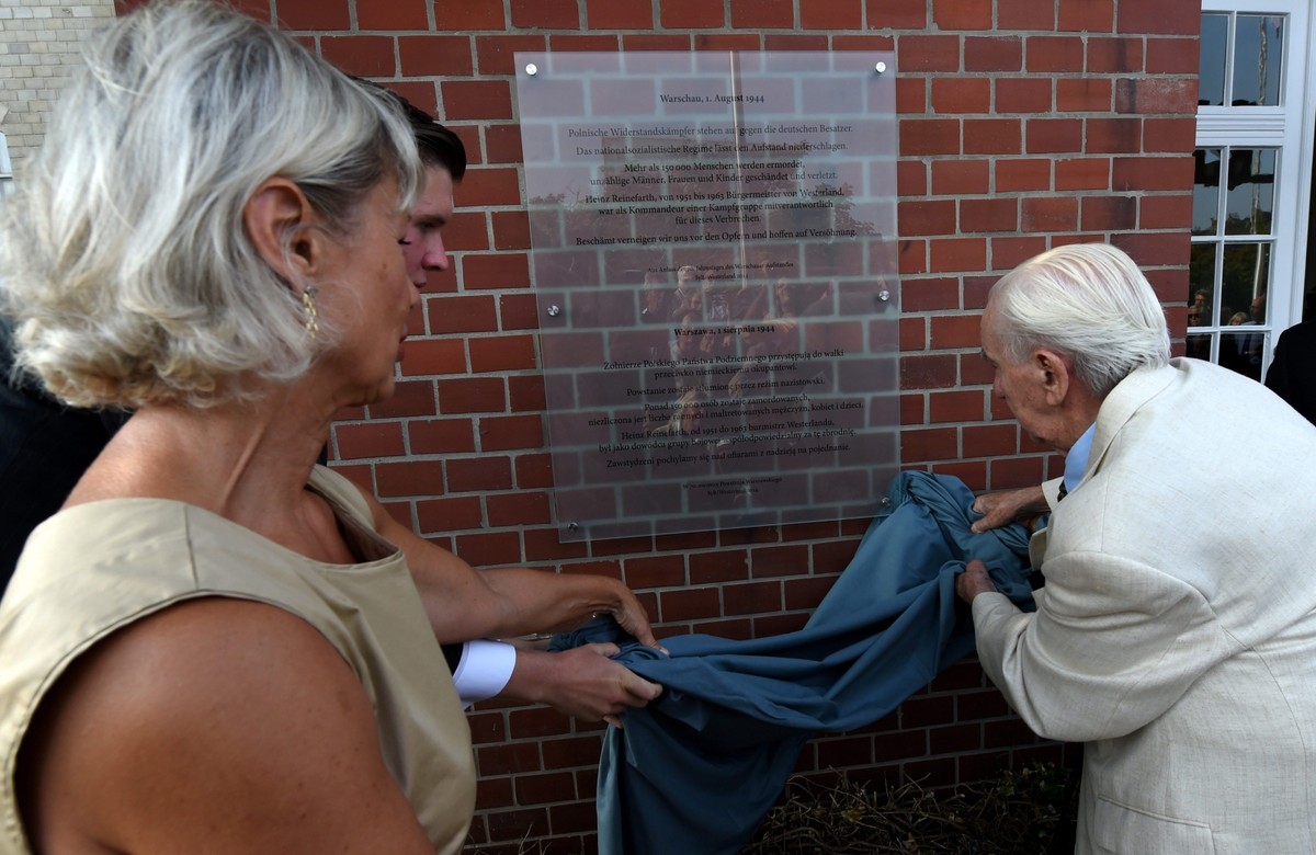 Odsłonięcie tablicy ku czci powstańców warszawskich