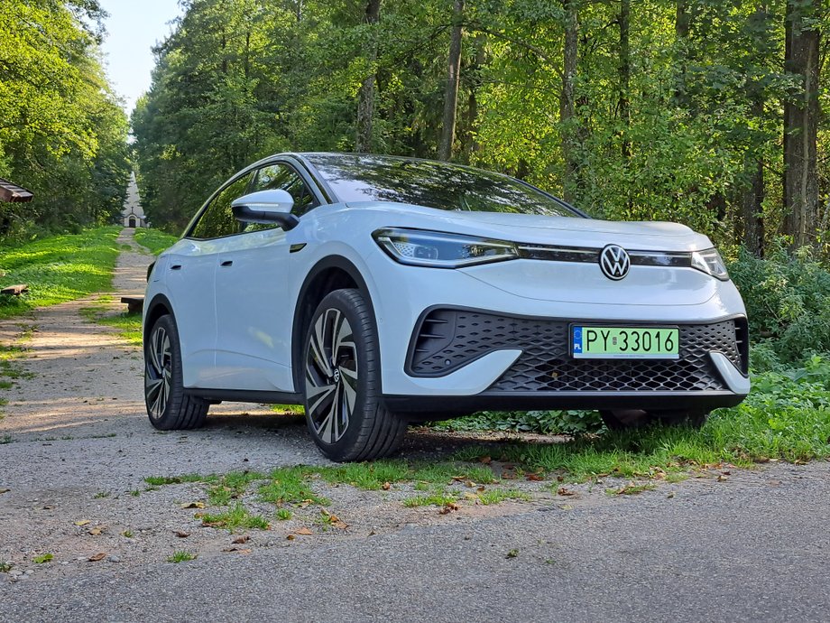 Wąskie drogi, lasy i jeziora. To właśnie Mazury. Auto na prąd idealnie wpisuje się w ten krajobraz. Jest ciche i nie truje.