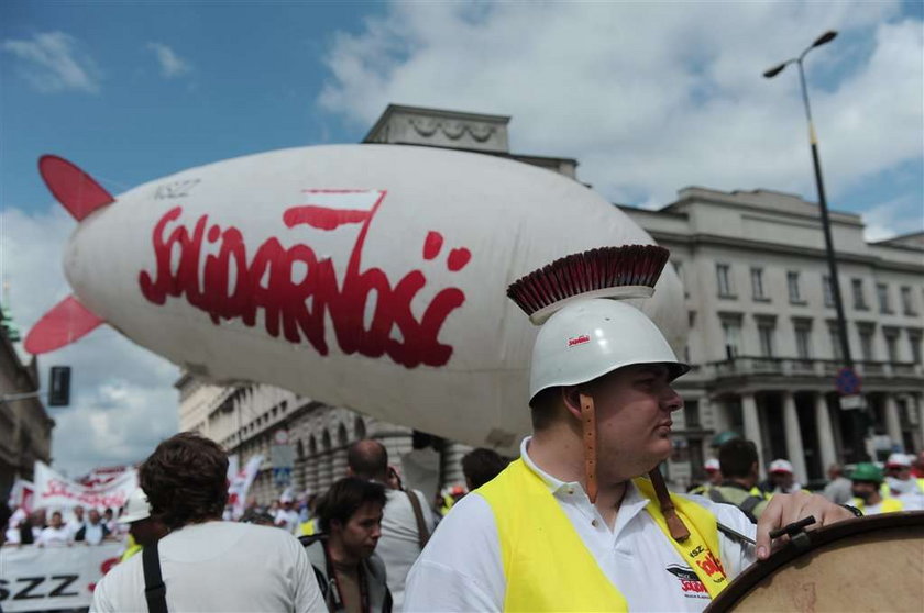 31 tys. związkowców i... Kukiz! Ogień pod Sejmem