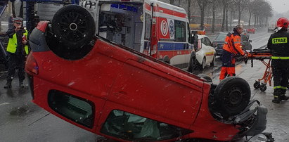 Dachowanie toyoty na Włókniarzy w Łodzi, a na torach... bmw