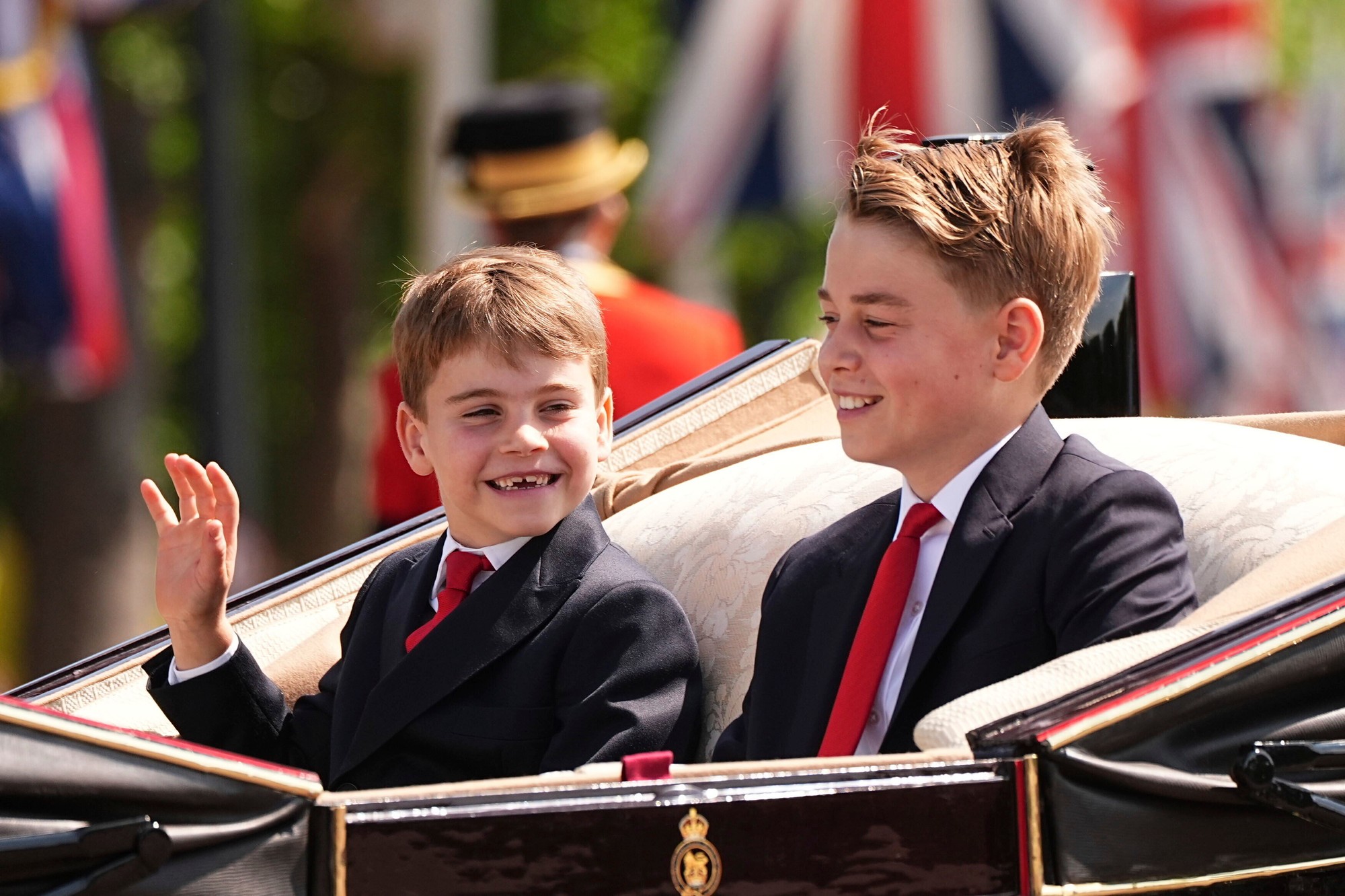 Vojenská prehliadka Trooping the Colour na počesť narodenín britského kráľa Karola III.: Princovia Louis a George.