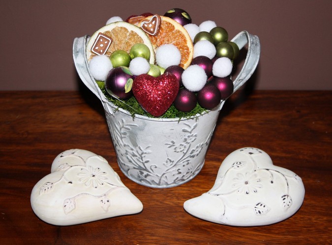 Ministroik w bielonym naczyniu z serduszkami w pasującym do całości klimacie. Autorka: Marta Jarosińska-Mańka