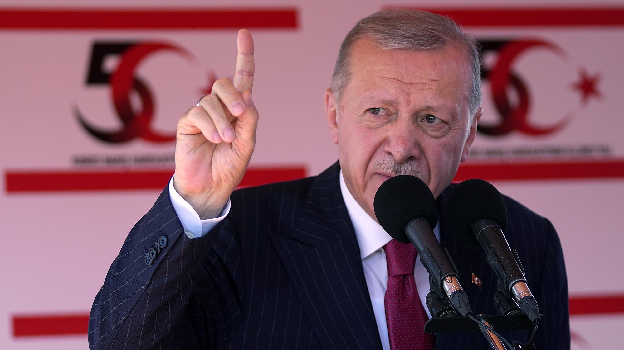 Erdogan navštívil Cyprus: Turecko je pripravené postaviť leteckú základňu