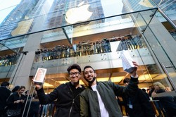 Wysoka cena nie odstrasza. Klienci rzucili się na nowe iPhone'y XS