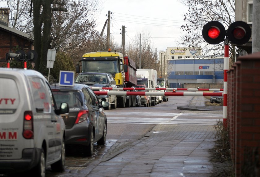 Tiry rozjeżdżają ulicę Sandomierską na gdańskiej Oruni