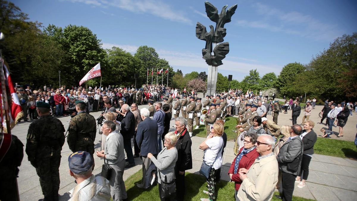 Parlamentarzyści, władze samorządowe i mieszkańcy Szczecina uczcili dziś na reprezentacyjnych Jasnych Błoniach rocznicę uchwalenia Konstytucji 3 Maja. Dla mieszkańców przygotowano m.in. pokaz sprzętu wojskowego.