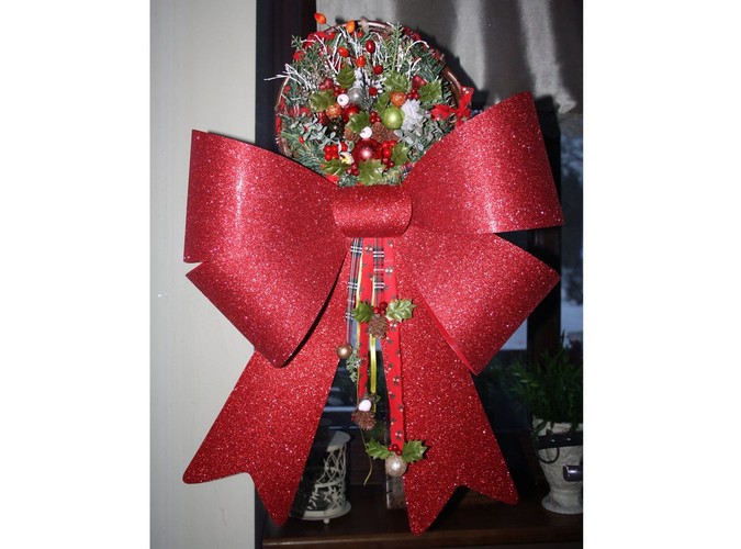 Stroik okienny ze świątecznymi dekoracjami i wielką, czerwoną kokardą. Autorka: Marta Jarosińska-Mańka