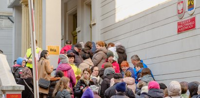 Dantejskie sceny w Katowicach. Stoją w kolejce od świtu. Nie pomaga nawet lista kolejkowa