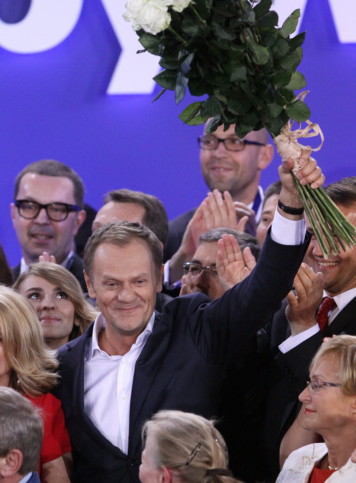 Donald Tusk cieszący się z drugiego zwycięstwa w 2011 roku, fot. Paweł Supernak/PAP