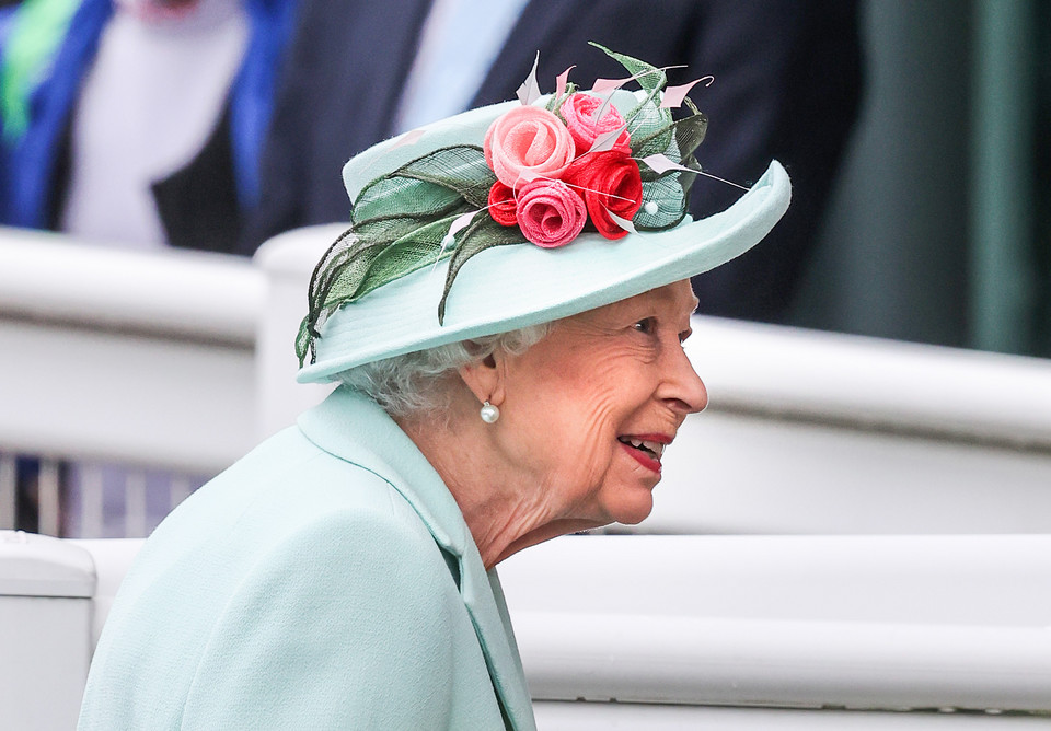 Królowa Elżbiet na wyścigi konne wybrała miętowy kapelusz, który bogato zdobiły kwiaty