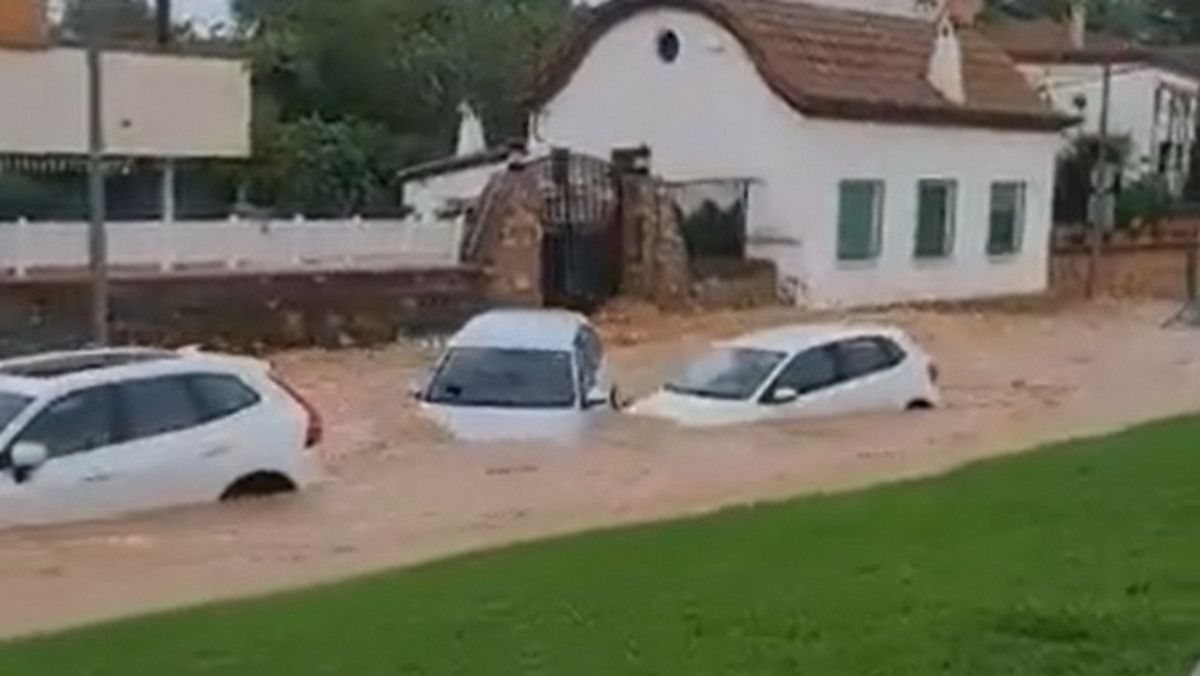 Pędząca woda zmywa z ulic samochody w Hiszpanii [NAGRANIA]