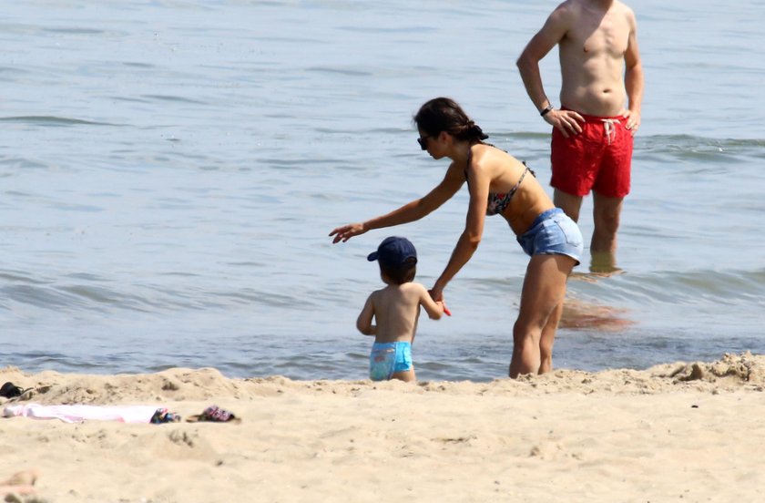 Marta Kaczyńska na plaży w Sopocie z synem