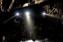 Górnicy w kopalni