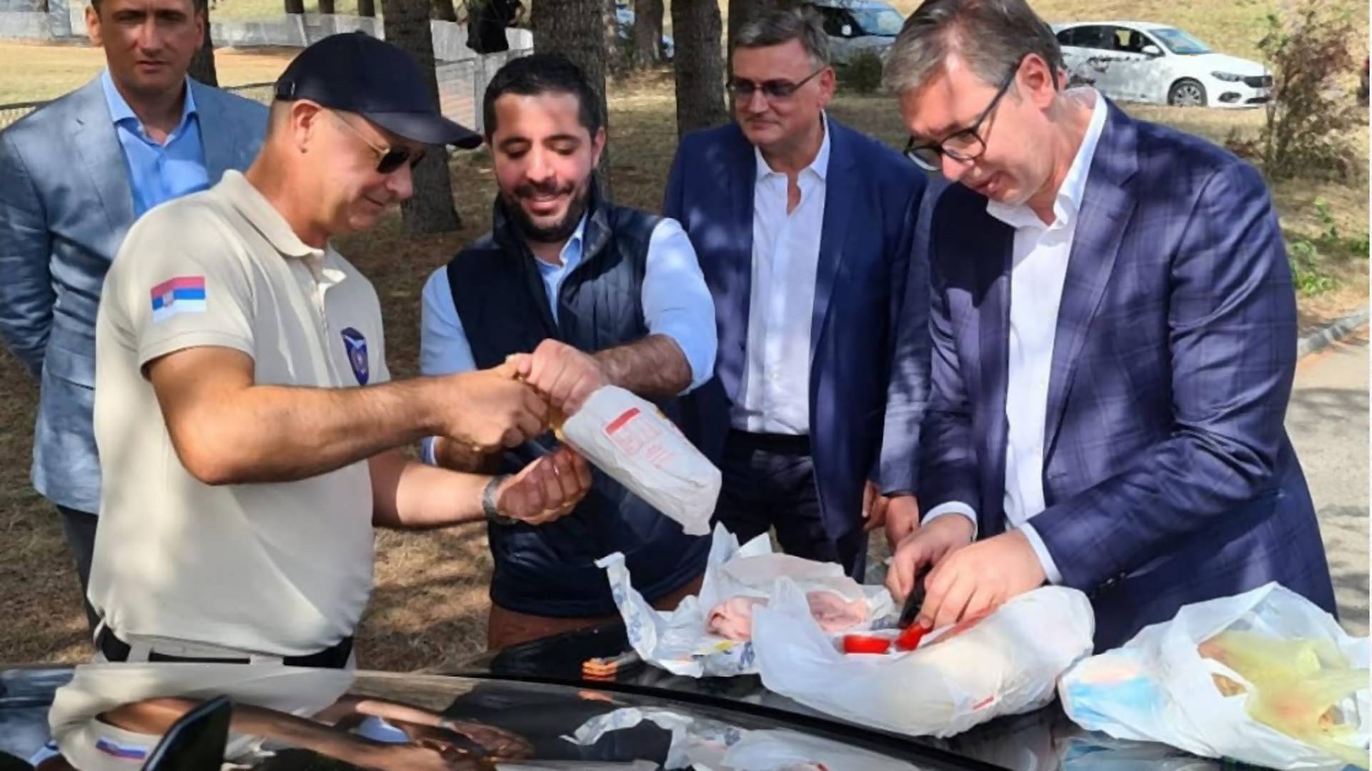 Aleksandar Vučić me podsetio zašto nikad neću razumeti ljude koji jedu sa haube