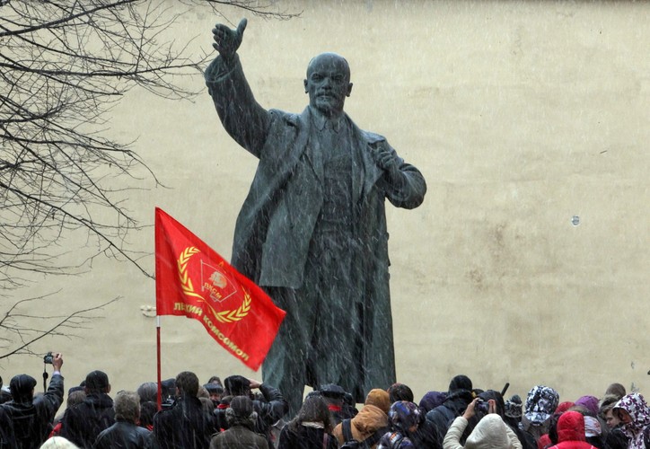 Rosjanie u stóp Lenina