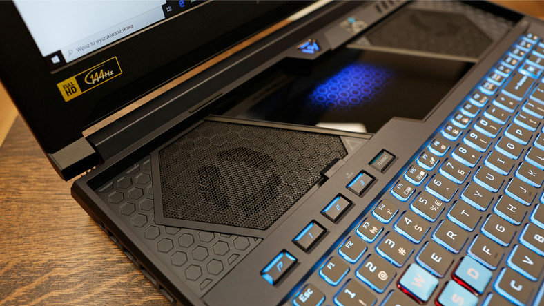 Laptop vs Desktop – unikatowy system chlodzenia w jednym z najwydajniejszych laptopów. Przesuwana klawiatura odsłania wloty chłodnego powietrza do układu chłodzenia 