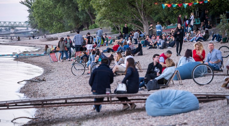 A Nap bácsi bisztró a fővárosi Római-parton az újranyitás napján, 2020. május 22-én