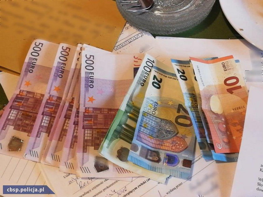 Policjanci podczas przeszukania zabezpieczyli ponad 3 tys. euro