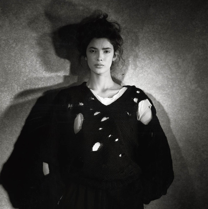 Rei Kavakubo za "Commes des Garçons", 1982. Photograph by Peter Lindbergh Courtesy of The Metropolitan Museum of Art