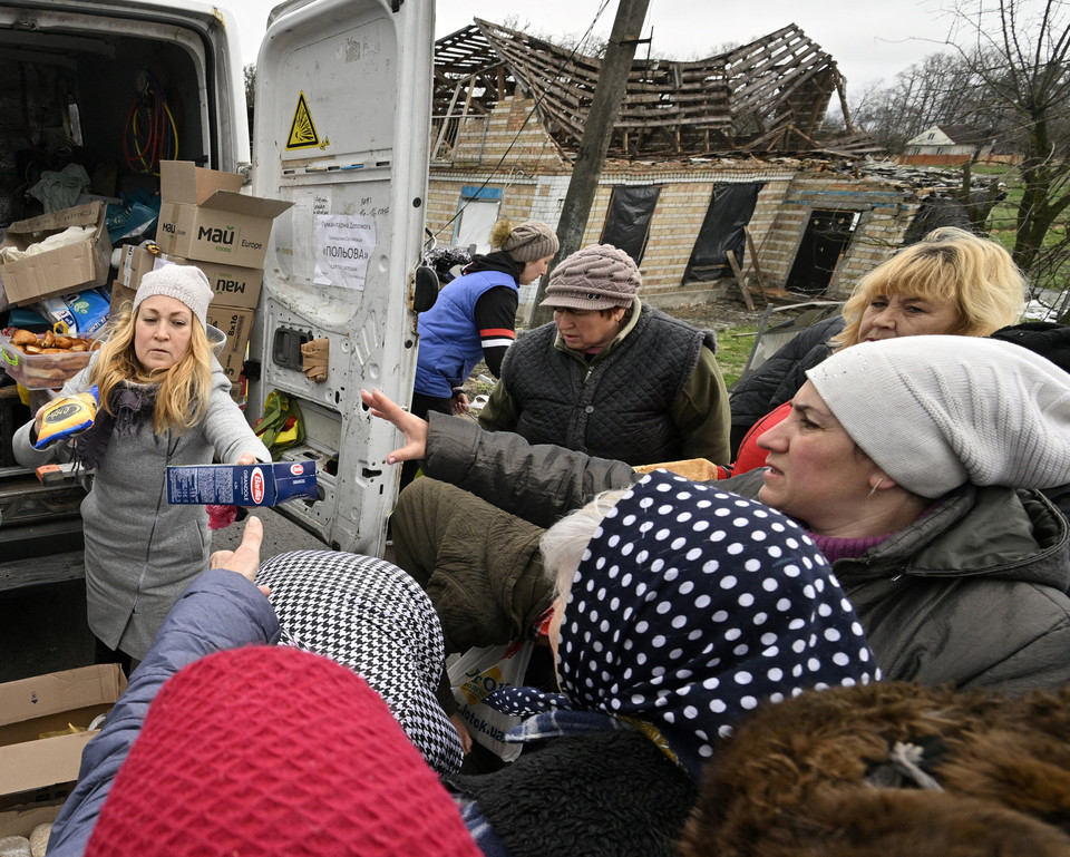 Wolontariusze rozdają żywność mieszkańcom wsi Zalesie niedaleko Kijowa
