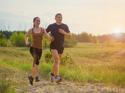Latem najlepiej trenować rano! Zobacz, co dzięki temu zyskasz