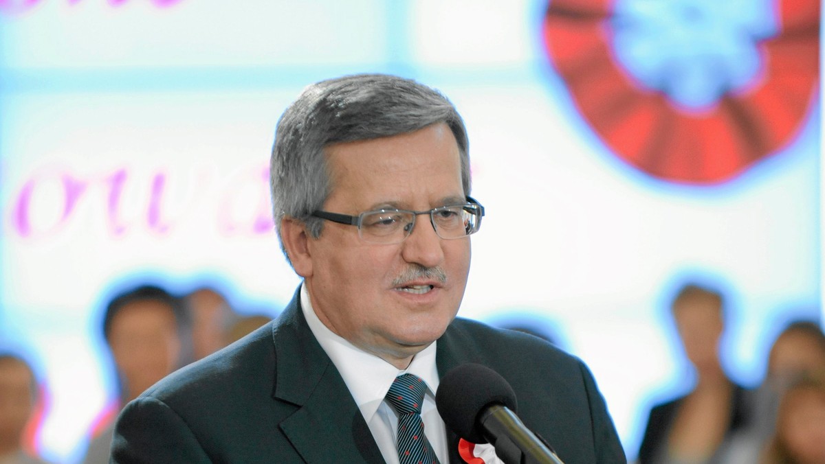 Prezydent Bronisław Komorowski pozostaje liderem rankingu zaufania. Ufa mu 69 proc. ankietowanych przez CBOS. Z brakiem zaufania w tym samym sondażu najczęściej spotyka się prezes PiS Jarosław Kaczyński - nie ufa mu 55 proc. badanych.