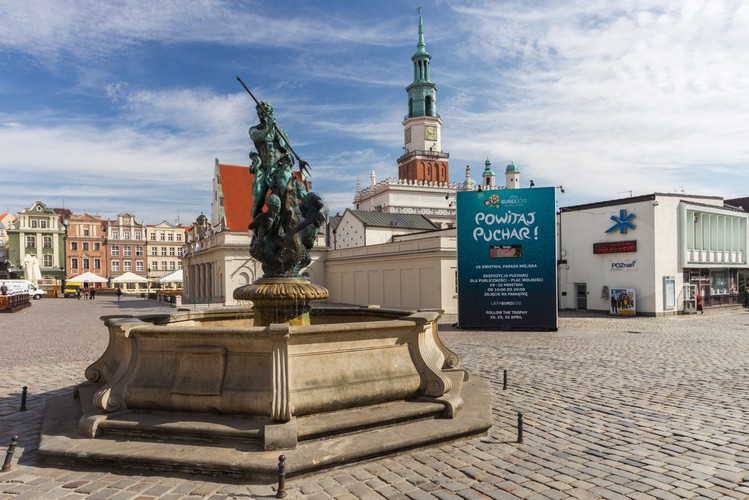 Fontanna Neptuna na Starym Rynku w Poznaniu. (jkm) PAP/Adam Ciereszko