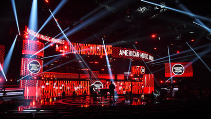 American Music Awards, nézők nélkül: a villantások megmaradtak a vörös szőnyegen, Jennifer Lopez volt a legdögösebb – galéria