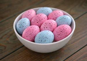 Dekorišite uskršnja jaja prelepim tačkicama uz pomoć kakao i vode