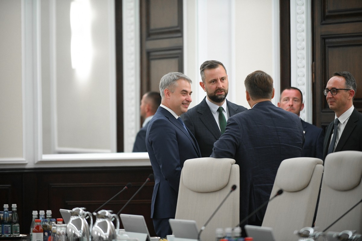 Wicepremier, minister cyfryzacji Krzysztof Gawkowski i wicepremier, minister obrony narodowej Władysław Kosiniak-Kamysz przed posiedzeniem rządu w KPRM w Warszawie