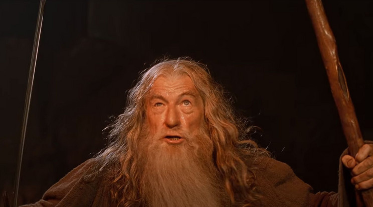 Gandalf, a szürke mágus (Ian McKellen) éppen a Balrog ellen vív elkeseredett küzdelmet / Fotó: Warner Bros