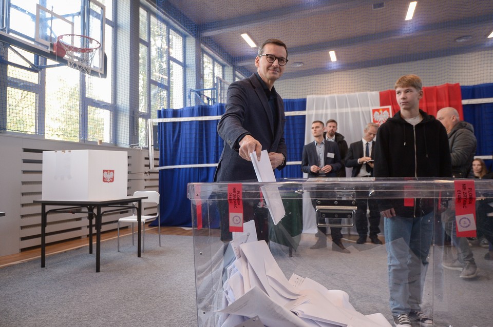 Premier Mateusz Morawiecki oddał głos w lokalu przy ul. Spartańskiej w Warszawie