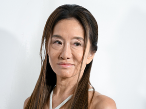 A 75 éves Vera Wang óriási dekoltázzsal, melltartó nélkül pózolt a Met-gála vörös szőnyegén