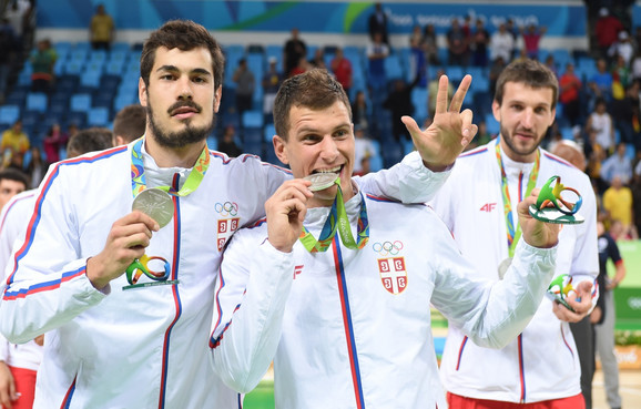 Nikola Kalinić i Nemanja Nedović sa srebrnim medaljama osvojenim na Olimpijskim igrama u Rio de Žaneiru