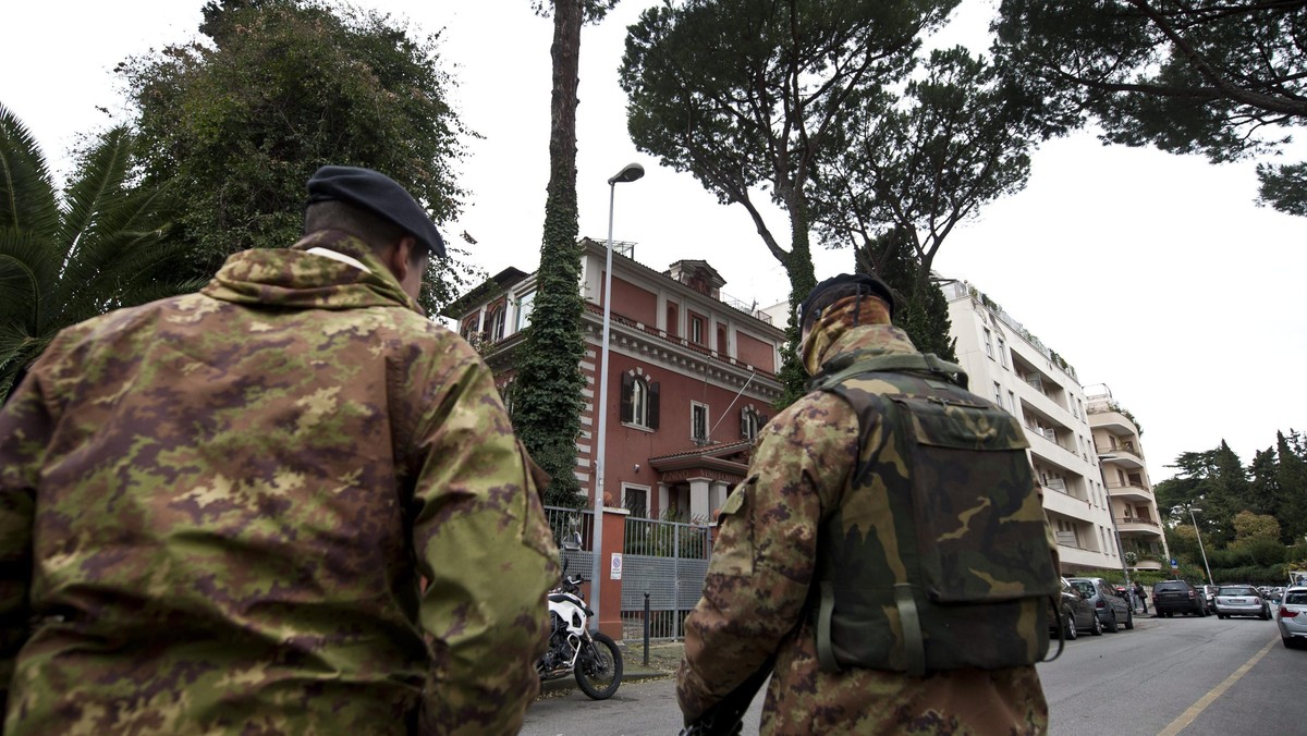 Fałszywe okazały się alarmy w ambasadach Finlandii przy Stolicy Apostolskiej oraz Albanii we Włoszech - poinformowała włoska agencja ANSA. W obu budzących wątpliwości paczkach, przysłanych do tych placówek, znaleziono kalendarze.