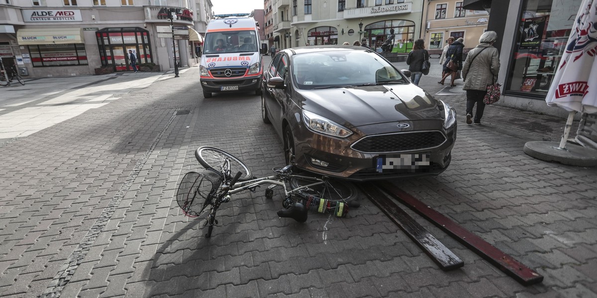 Auto bez kierowcy przejechało rowerzystkę