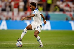 Sterling wraca na ćwierćfinał. Złodzieje napadli na jego dom