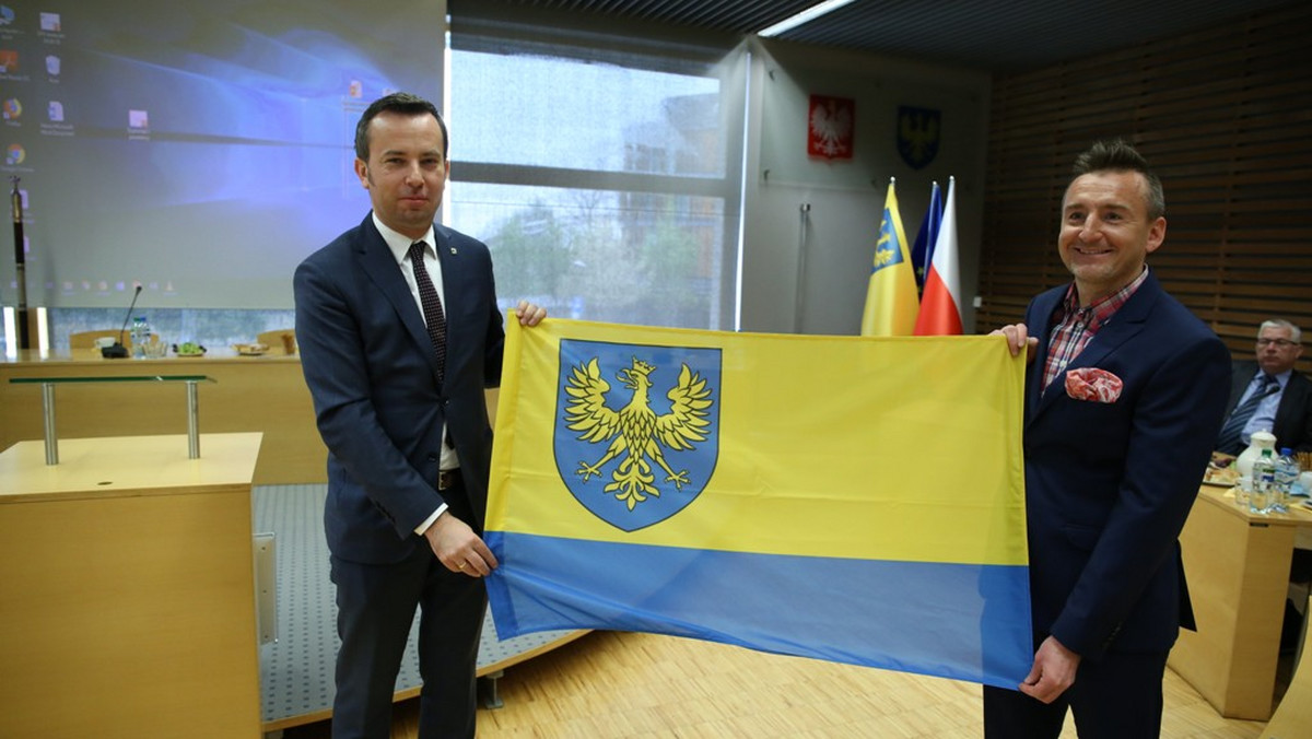 Opolskie: samorząd województwa rozda mieszkańcom tysiąc flag